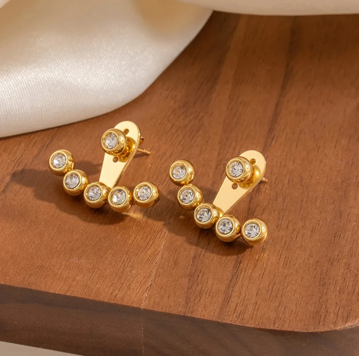 Arc-Shaped Ear Jacket