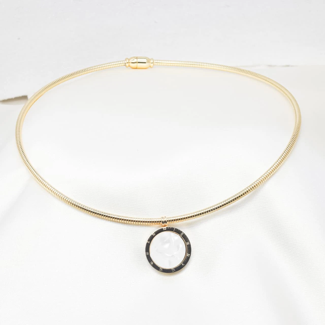 Eclipse Roman Pendant White