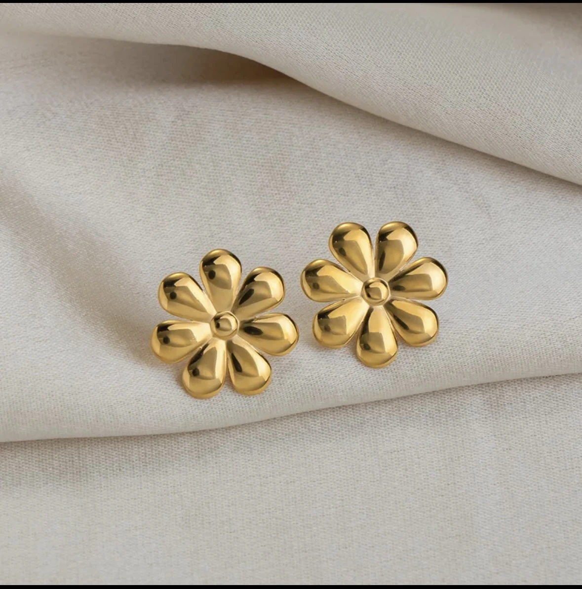 The Golden Daisy Studs