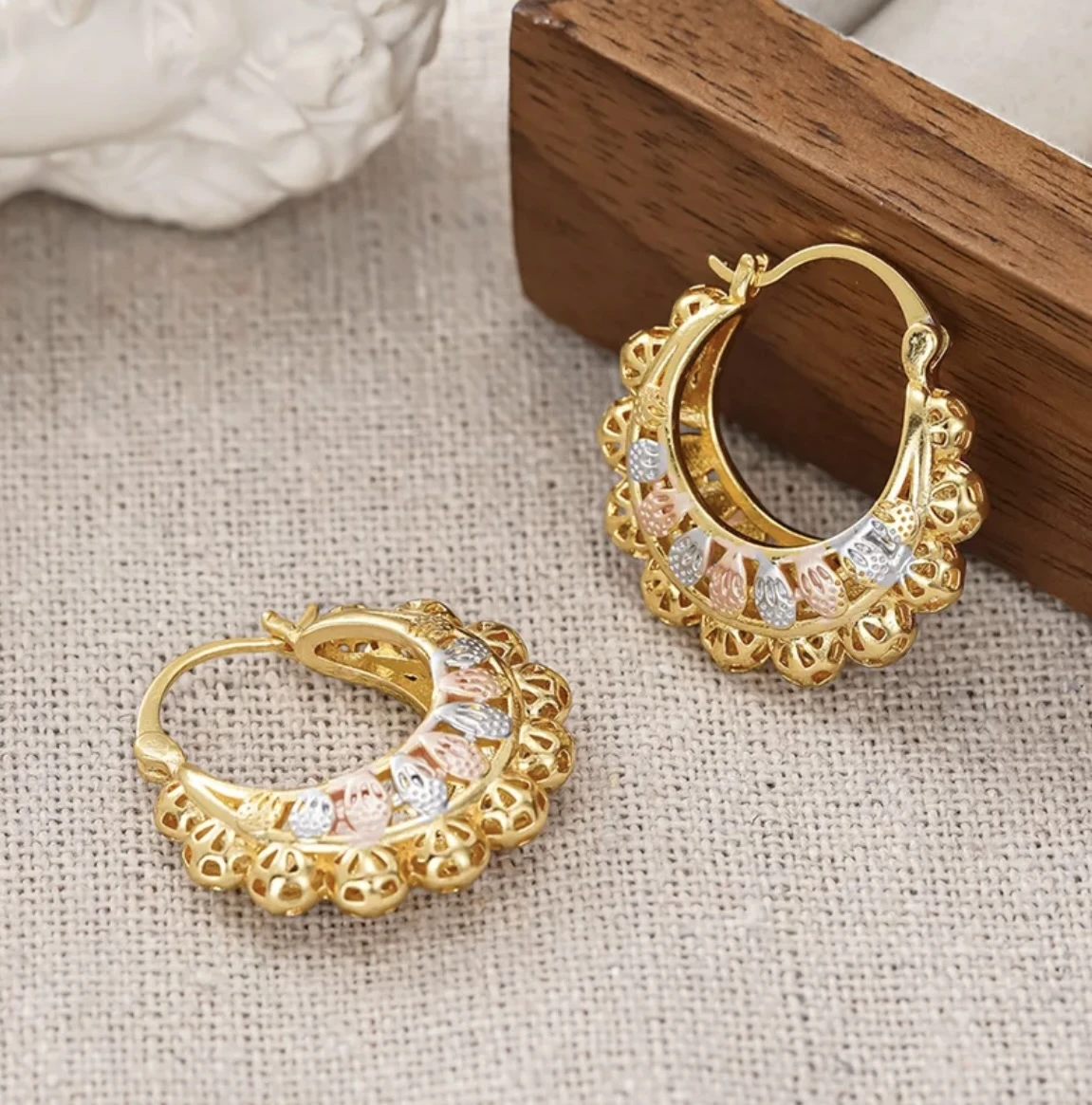 The Royal Lattice Hoops