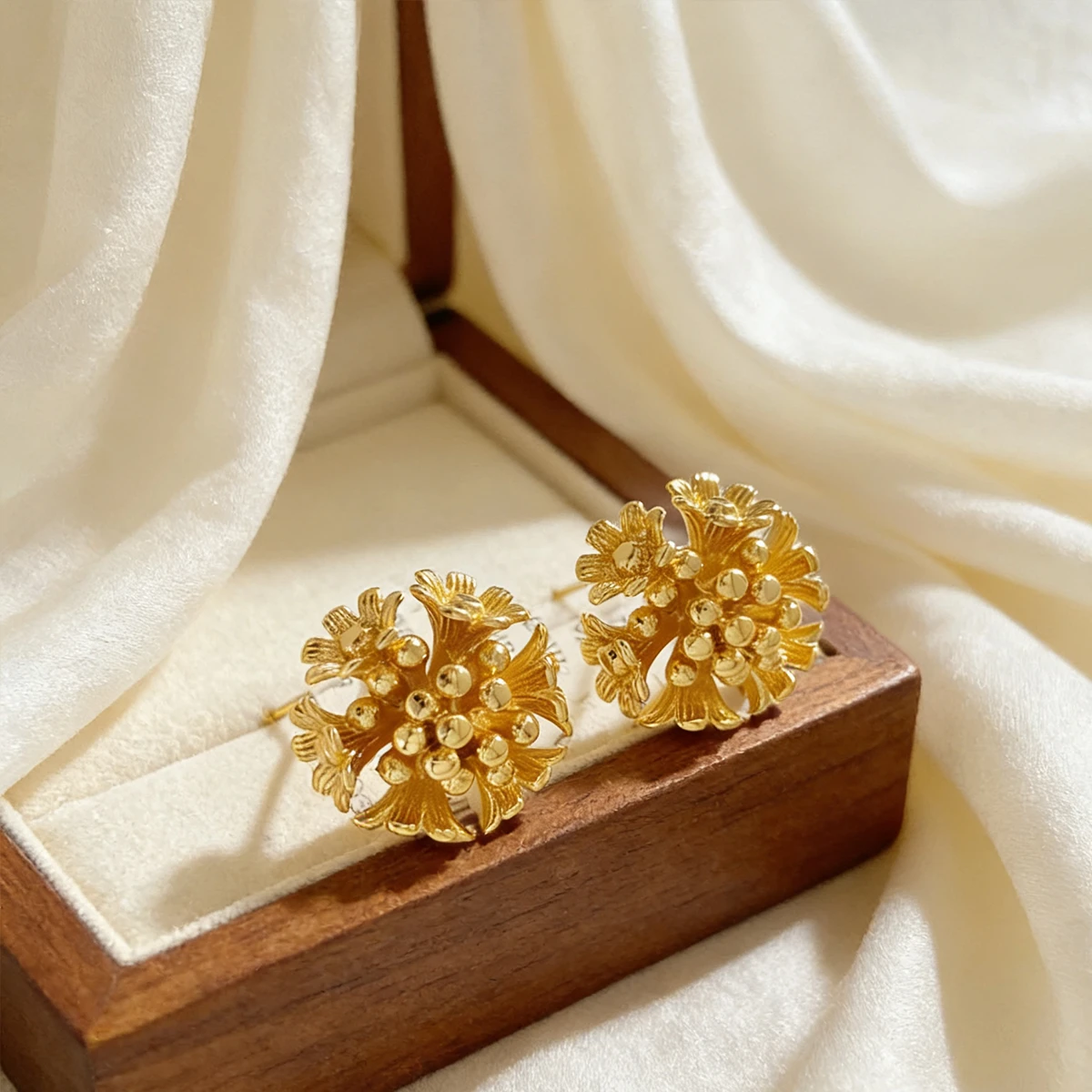 Vintage bloom gold studs earrings