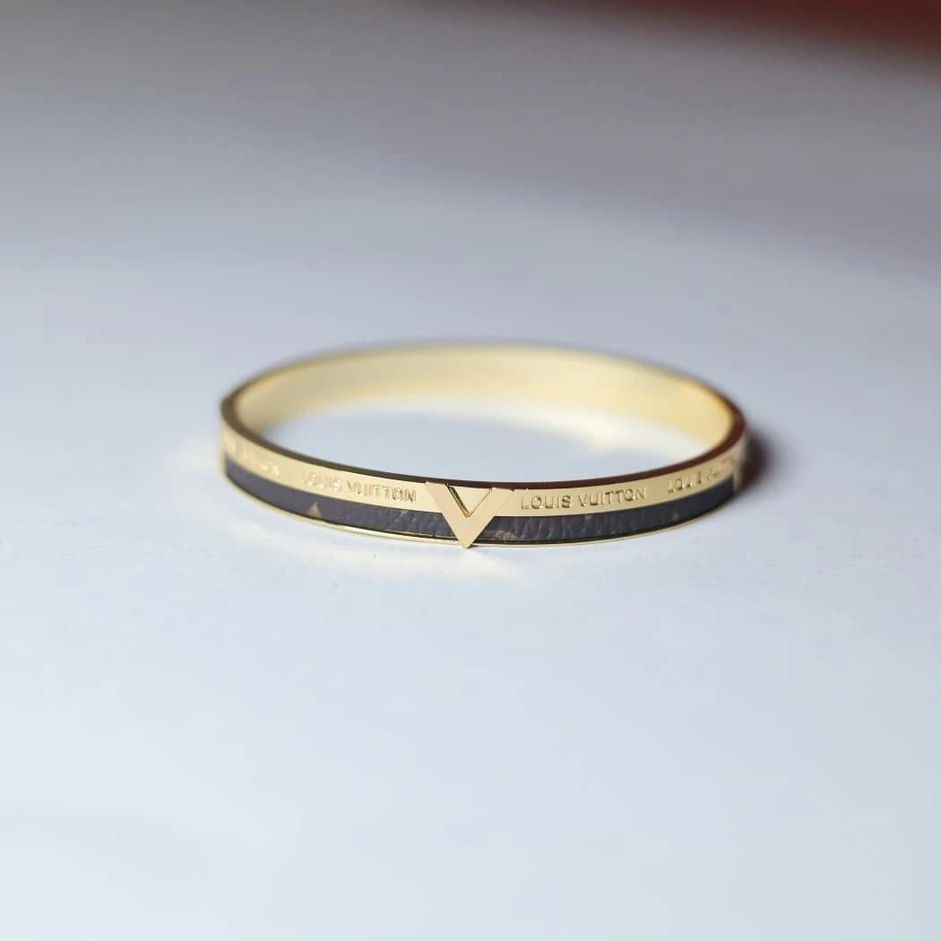 Signature V Sleek Bangle